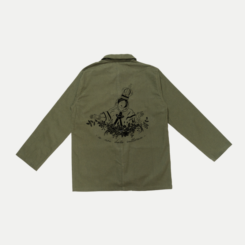 Veste Bleu de Chine kaki brodée de la Madonuccia, coupe droite avec boutonnière chinoise, inspirée de l’héritage d'Ajaccio et de la prière 'Dio vi Salvi Regina