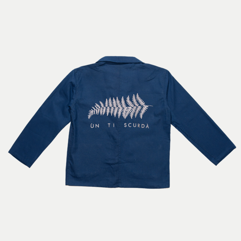 Veste Bleu de Chine symbole A Filetta, fougère coupe droite avec boutonnière chinoise, hommage aux racines corses et à l’attachement identitaire.