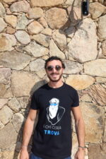 T-shirt noir homme A chi cerca trova porté décontraté, style moderne et minimaliste, message discret visible sur la poitrine