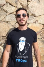T-shirt noir homme A chi cerca trova porté, style moderne et minimaliste, message discret visible sur la poitrine