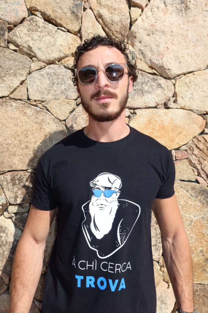 T-shirt noir homme A chi cerca trova porté, style moderne et minimaliste, message discret visible sur la poitrine
