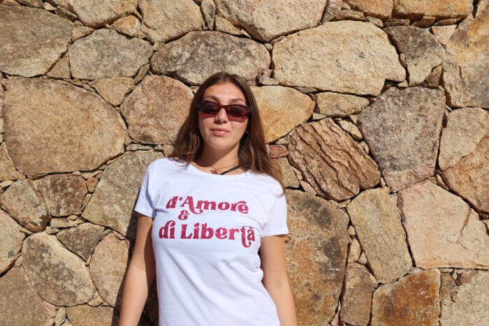 T-shirt blanc D’Amore & di Libertà porté, coupe féminine avec message imprimé en typographie, look moderne et affirmé