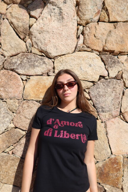T-shirt noir D’Amore & di Libertà porté, message visible, style décontracté et élégant, coupe féminine contemporaine