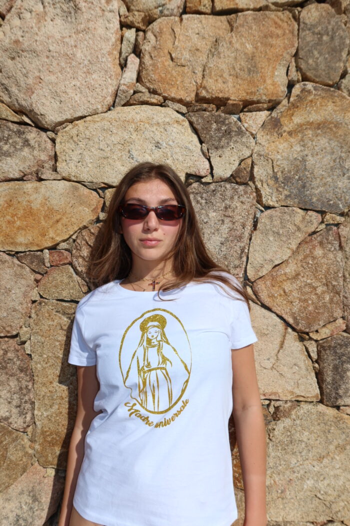 Vue du t-shirt blanc Madre Universale porté, broderie dorée pailletée en motif central, coupe féminine et allure intemporelle