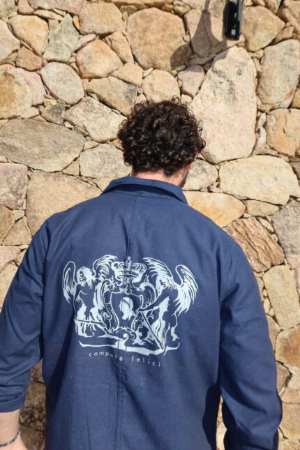 Bleu de Chine Campate Felici avec son flocage Argent Porté par homme