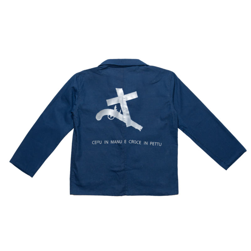 Bleu de Chine floqué avec une croix et un pistolet en hommage au Circinellu