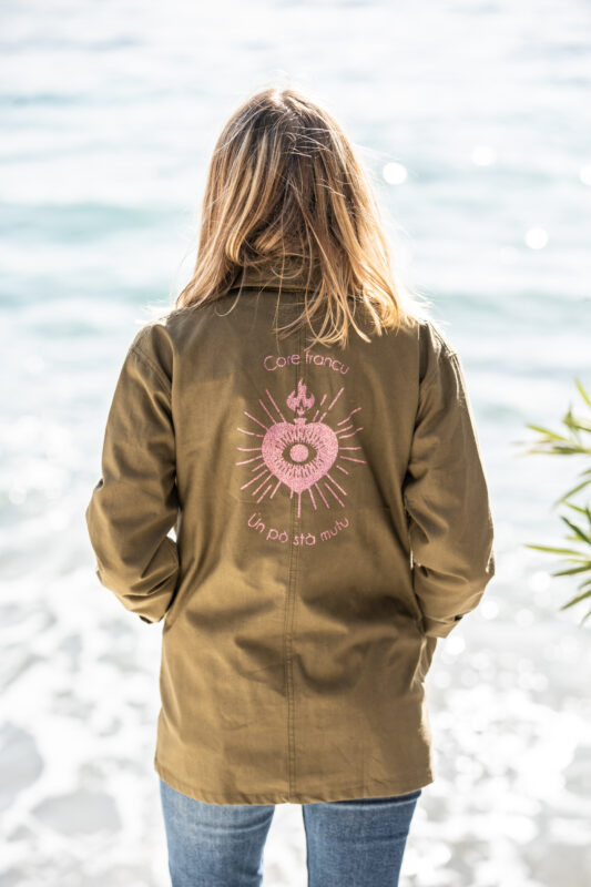 Personne portant le bleu de Chine kaki Core Francu, cœur rose pailleté floqué visible dans le dos, style structuré et épuré