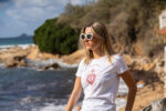 Femme portant le t-shirt Core Francu blanc, motif cœur pailleté rose, style épuré et silhouette féminine naturelle
