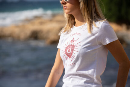 Femme portant le t-shirt Core Francu blanc, motif cœur pailleté rose, style épuré et silhouette féminine naturelle