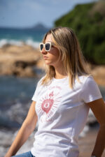 Personne portant le t-shirt Core Francu blanc, motif cœur pailleté rose, style épuré et silhouette féminine naturelle