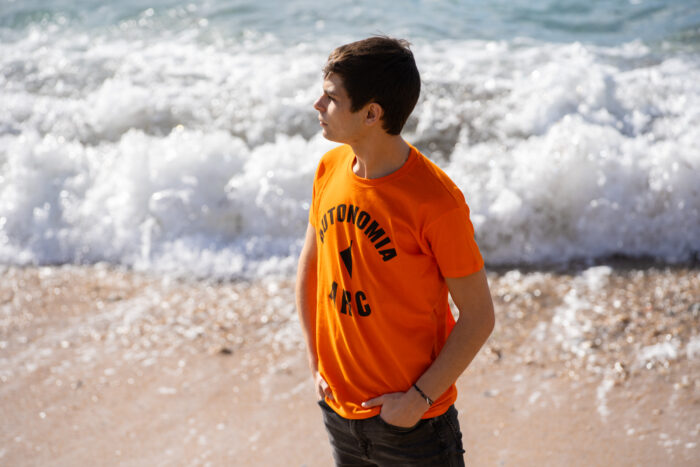 T-shirt homme de côté orange Autonomia ARC en coton – L’Oru Corse