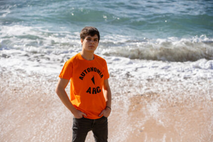 T-shirt homme de face orange Autonomia ARC en coton – L’Oru Corse