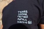 Zoom sur la broderie blanche : Terra, lingua, cultura, popolu, nazione sur t-shirt homme noir