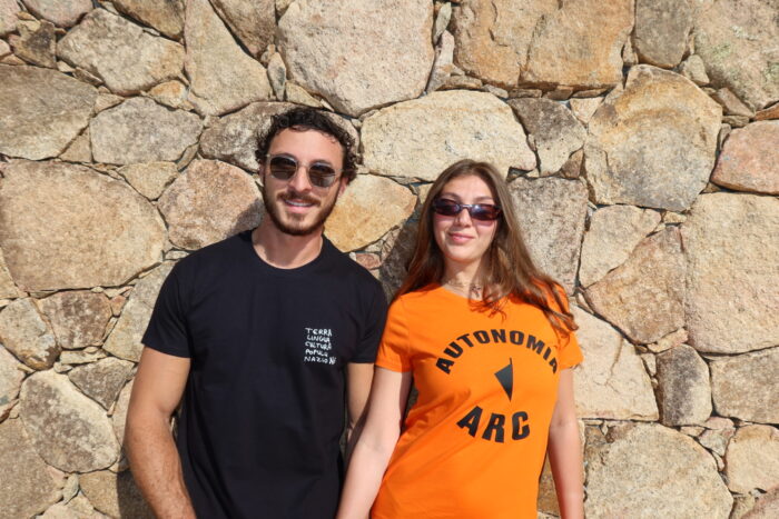 T-shirt femme orange Autonomia ARC coupe ajustée, présentation en couple – L’Oru Corse