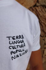 Zoom sur la broderie noire : Terra, lingua, cultura, popolu, nazione sur t-shirt homme blanc