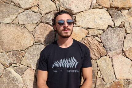Homme portant T-shirt noir floqué A Filetta en gris