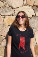 T-shirt noir femme E Corne porté, les cornes floquées en rouges paillettes