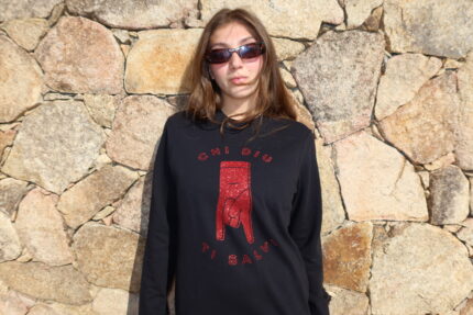 Femme portant le sweat col rond noir E corne en rouge paillettes