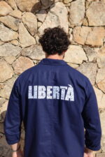 Bleu de Chine Libertà brodé blanc porté, visuel subtil en broderie blanche sur fond bleu, silhouette élégante et message discret