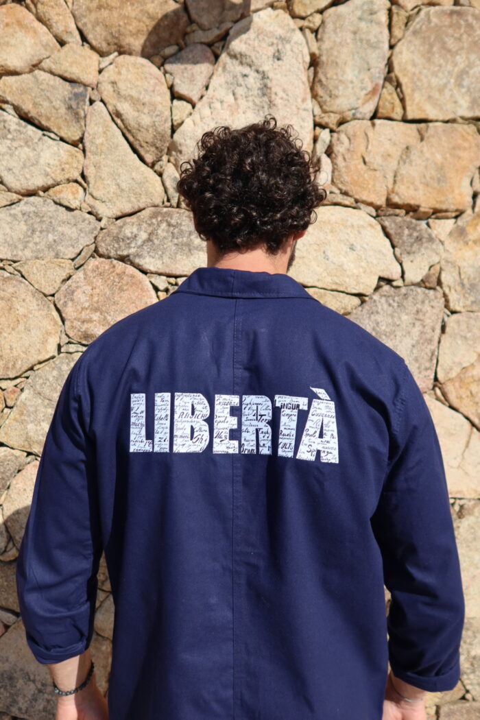 Bleu de Chine Libertà brodé blanc porté, visuel subtil en broderie blanche sur fond bleu, silhouette élégante et message discret