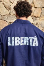 Bleu de Chine Libertà brodé blanc, zoom sur le visuel subtil en broderie blanche sur fond bleu