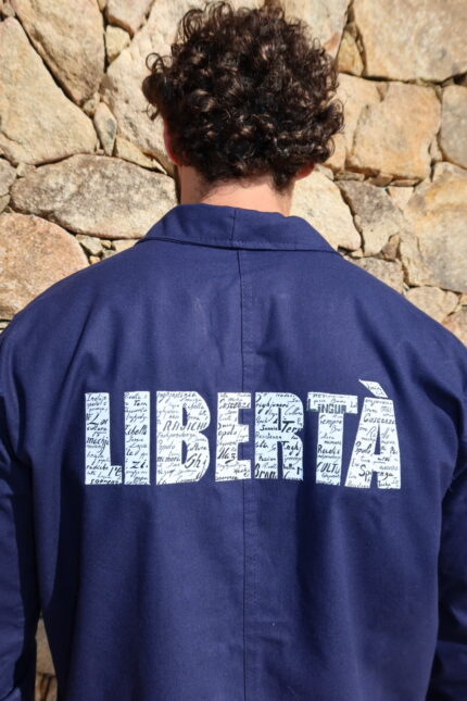 Bleu de Chine Libertà brodé blanc, zoom sur le visuel subtil en broderie blanche sur fond bleu