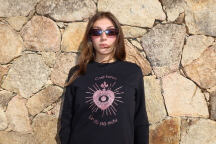 Personne portant le sweat Core Francu femme noir, cœur Ex Voto floqué, coupe féminine moderne et confortable
