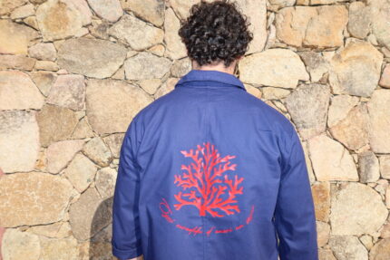 Bleu de Chine corse u Curaddu rouge mate porté dos, style et tradition