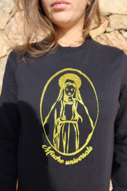 Zoom sur le motif Madre universale doré paillettes, du sweat noir col rond coupe moderne, décontratée et confortable