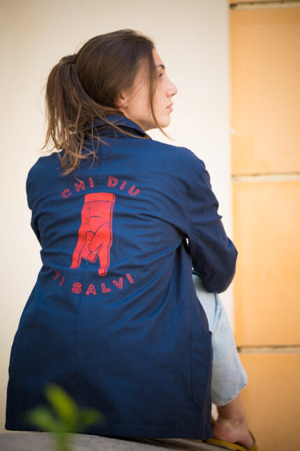 Bleu de Chine E Corne floquée en rouge paillettes vue de dos sur femme