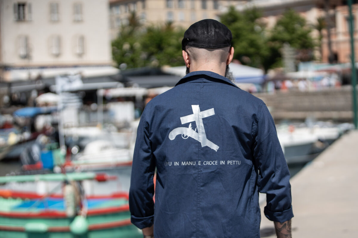 Détail flocage arme et crucifix – Bleu de Chine Circinellu