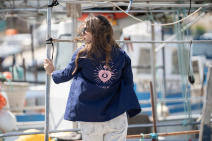 Personne portant le bleu de Chine adulte Core Francu, cœur rose pailleté floqué visible dans le dos, style structuré et épuré