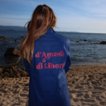 Bleu de Chine corse floqué d'Amore et Libertà en rose paillettes porté