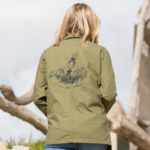 Zoom sur la broderie de la Madonuccia sur le bleu de Chine corse kaki par L'Oru