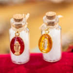 Ensemble de fioles de sel en verre avec médaille miraculeuse, bouchon en liège et sel purificateur, symboles de protection et de spiritualité