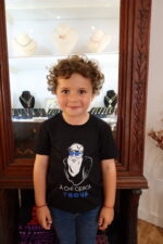 Garçon portant T-shirt noir floqué A chi cerca trova