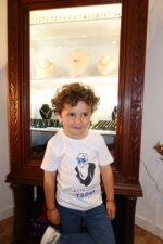 Garçon portant T-shirt blanc floqué A chi cerca trova