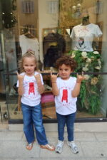 Fille et garçon portant T-shirt blanc E corne en rouge mate, col rond, coupe ajustée