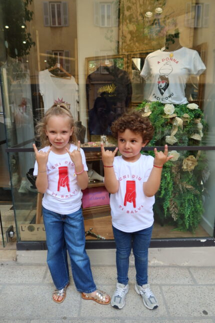 Fille et garçon portant T-shirt blanc E corne en rouge mate, col rond, coupe ajustée