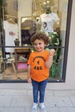 T-shirt ARC autonomia enfant orange porté par une fille – L’Oru Corse