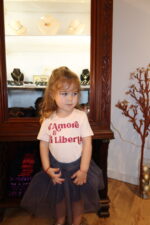 Fillette portant T-shirt rose clair col rond Amore è Libertà rose paillettes