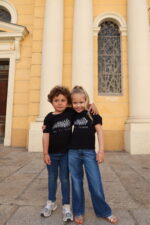 Fille et garçon portant T-shirt noir A Filetta argentée, col rond, coupe ajustée