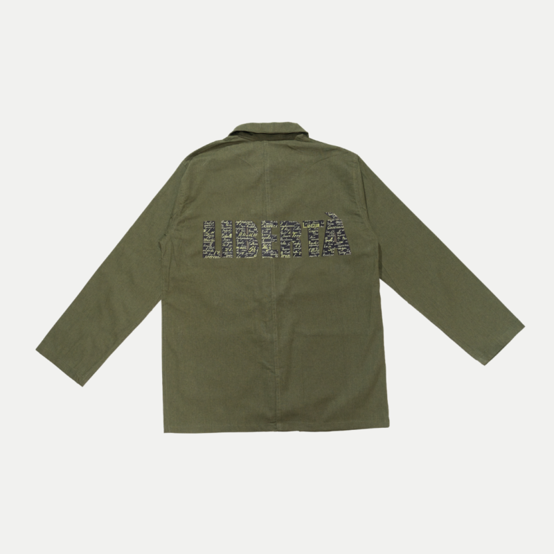 Bleu de Chine kaki avec broderie Libertà ton sur ton, coupe droite inspirée des vestes traditionnelles chinoises, visuel discret et engagé