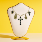 Collier doré croix & pampilles pierres noires – Plaqué or