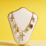 Collier doré avec pampilles croix, cœur et ex-voto en zircon – Plaqué or 18K, exclusivité L’Oru