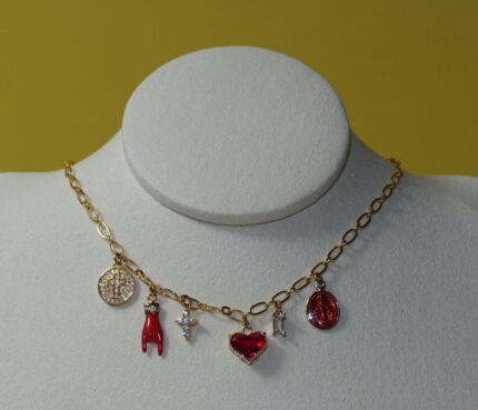 Collier doré avec pampilles croix, cœur et ex-voto en zircon rouge – Plaqué or 18K, chaîne à maillons ronds, exclusivité L’Oru