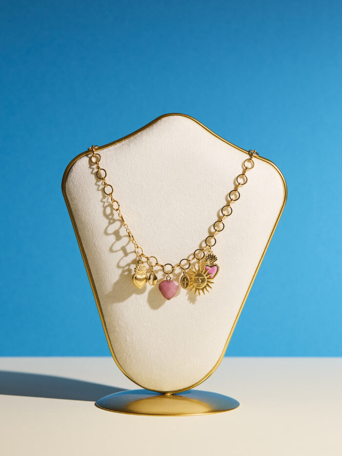 Collier doré avec pampilles ex-voto, cauri, cœur rose en verre et soleil – Plaqué or, exclusivité L’Oru