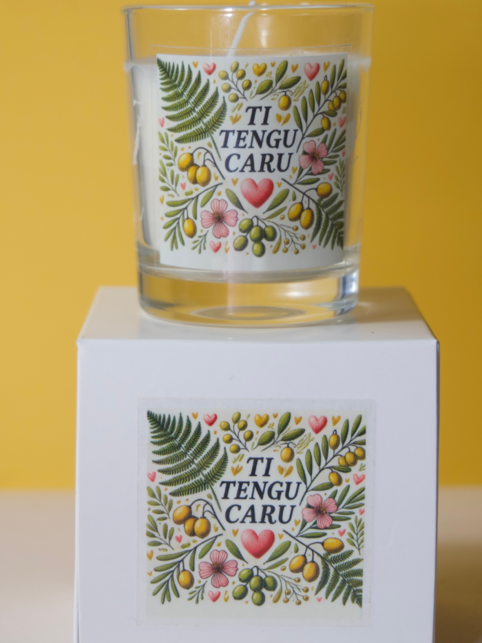 Bougie non parfumée 'Ti Tengu Caru' L’Oru, édition spéciale Saint-Valentin, au design inspiré de l’art corse.