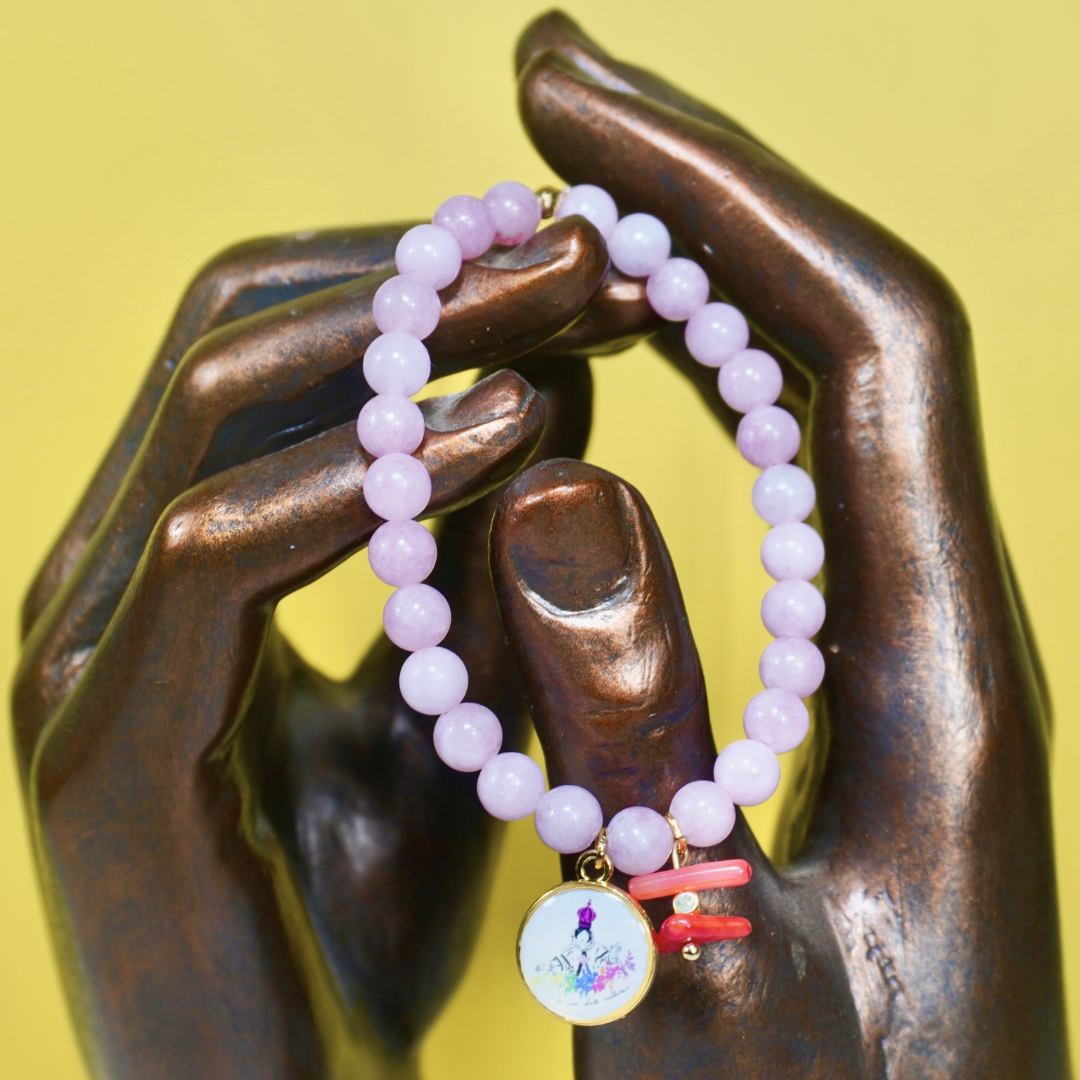 bracelet-madonuccia-rose-2-pampilles-perles-medaille-corail Bracelet Madonuccia rose à 2 pampilles en perles de verre roses, orné d’une médaille représentant la Madonuccia et d’un fragment de corail naturel, symboles forts de la culture corse et méditerranéenne