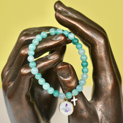 Bracelet Madonuccia vert à 2 pampilles en perles de verre vertes, orné d’une médaille représentant la Madonuccia et d’une petite croix blanche, symboles forts de la tradition corse et de la spiritualité méditerranéenne